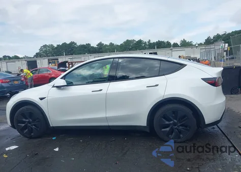 2024 Tesla Model Y Long Range Dual Motor All-Wheel Drive z USA, uszkodzony, nr VIN 7SAYGDEE7RF130028
